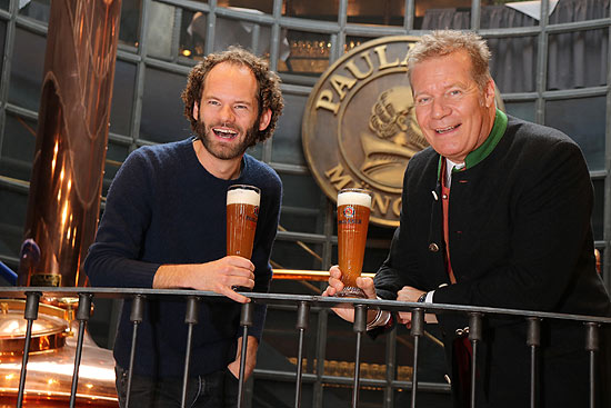 neuer Fastenprediger Maximilian "Maxi" Schafroth,  Paulaner Brauereichef Andy Steinfatt (©Foto: Martin Schmitz)